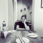Raveena Ravi Instagram - Back to old poses 🖤🤍 Pc :@pradeep_ranganathan Amelie's Cafe & Creamery