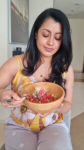 Reenu Mathews Instagram - Best Salad to beat the summer heat. My fav Watermelon Salad. Do try it out ❤️
.
.
#reelitfeelit 
#reelswithreenu 
#trendingreels 
#saladreels
#summersalads
