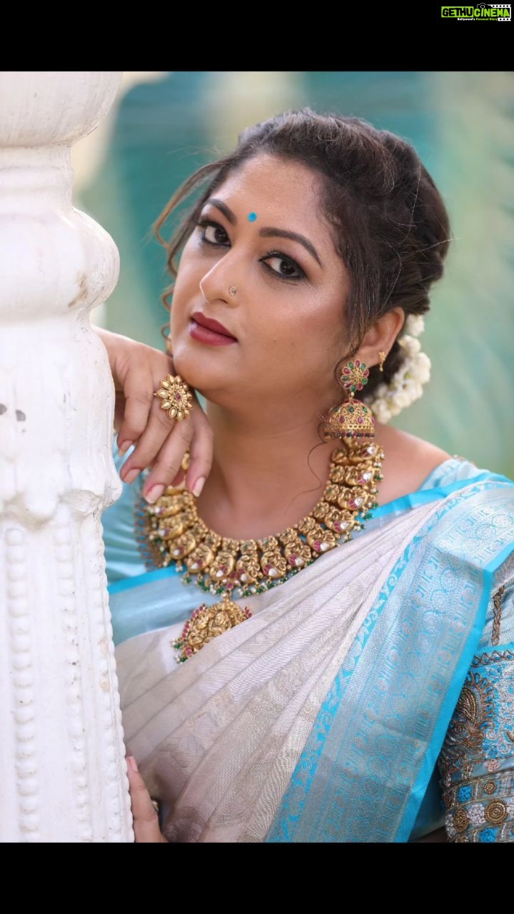 Rekha Krishnappa Instagram - @samudrikas_designer_studio_ be spoke bridal Fall into our milky way galaxy! Stream of white is all over the ensembles and dazzling out as the stars from the galaxy itself. "Hera sprayed the milk across the sky they said" and yes we agree on that. The white leads it way all the way down. Kumari chic by @samudrikas_designer_studio_ She has fire in her soul & in her heart Contemporary Classic Edition ! ✨KUMARI A LEGACY OF ELEGANCE ✨ @samudrikas_designer_studio_ Signature collection in Featuring @rekhakrishnappa in a Misty Rose Kanchipuram silk saree heavy hand embroidery bridal blouse. bridal blouse with pearl hand embroidery. ✨Designed by : @samudrikas_designer_studio_ ✨ Styling by : @meenuahashani ✨ Makeup by : @sujitha_mua ✨Shot by : @pictures_by_dhinesh_siva ✨Hair style by: @kalps_makeover_artist ✨ Jewelry: @chennai_jazz #desinerblouse #samudrikasdesignerstudio #desinersarees #kanchipuramsaree #bridalblouses #bridalsarees #instareels #instareelsindia❤️ #reelsinstagram #reelsindia Bangalore, India
