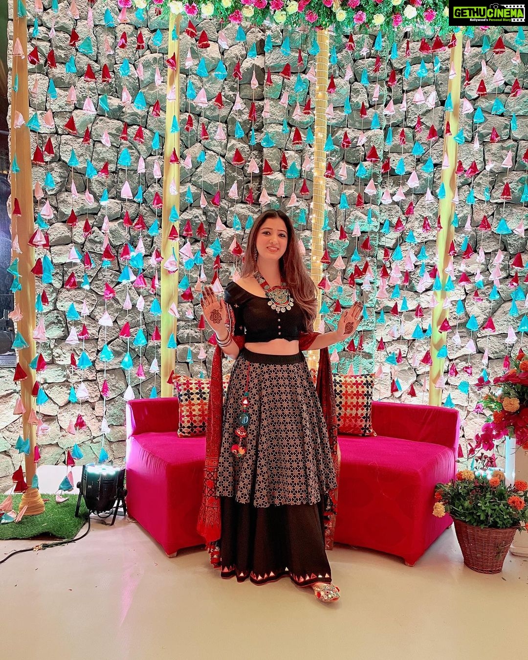 Richa Panai Instagram - ๐ค๐๐งก #mehndinight #friendswedding #sangeetoutfit #indianweddings #socolorful Lonavala