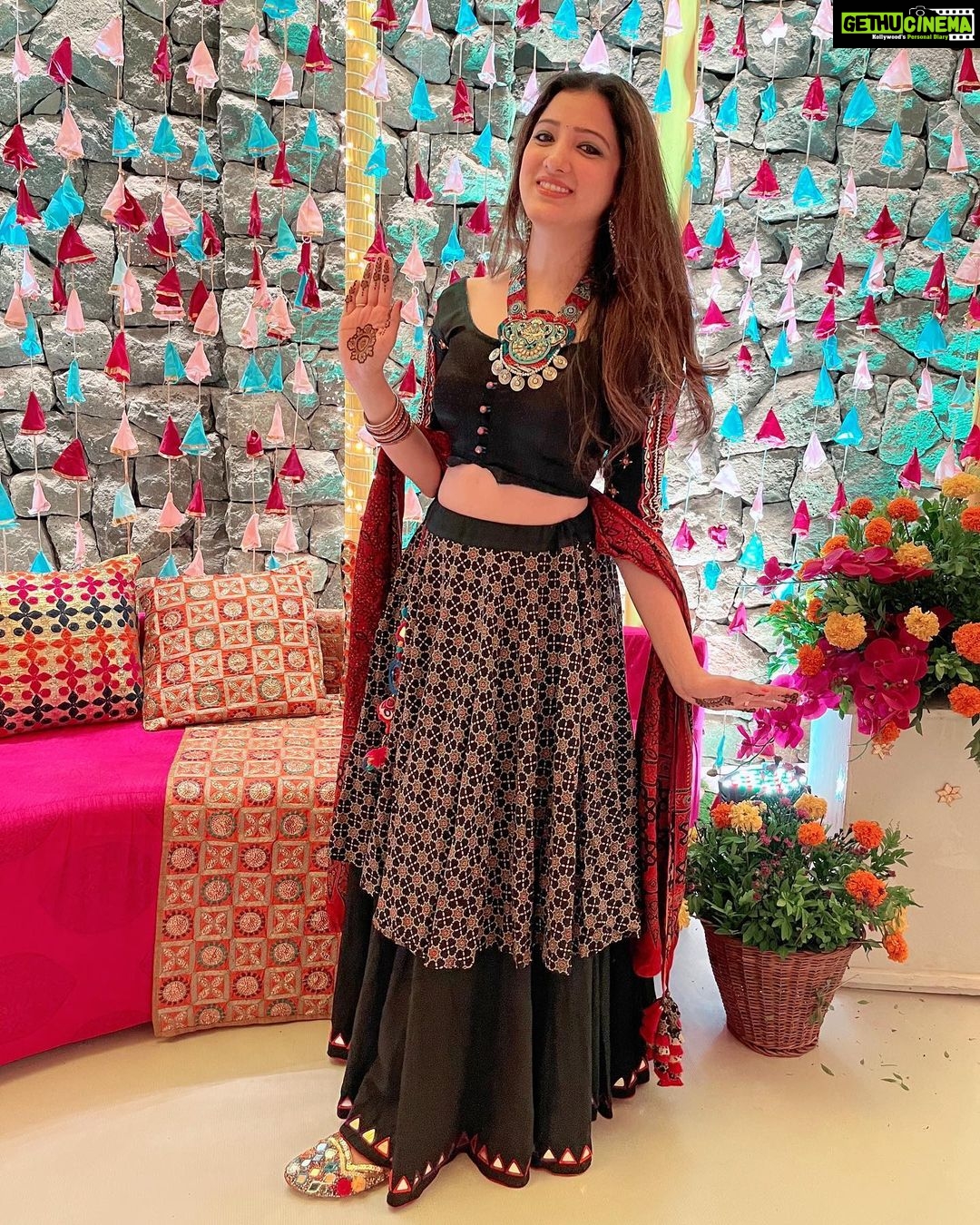 Richa Panai Instagram - ๐ค๐๐งก #mehndinight #friendswedding #sangeetoutfit #indianweddings #socolorful Lonavala