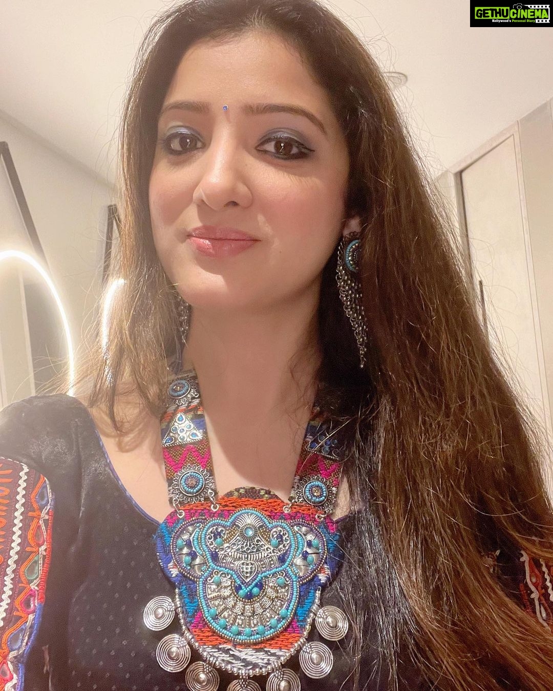 Richa Panai Instagram - ๐ค๐๐งก #mehndinight #friendswedding #sangeetoutfit #indianweddings #socolorful Lonavala