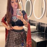 Richa Panai Instagram - 🖤💙🧡 #mehndinight #friendswedding #sangeetoutfit #indianweddings #socolorful Lonavala