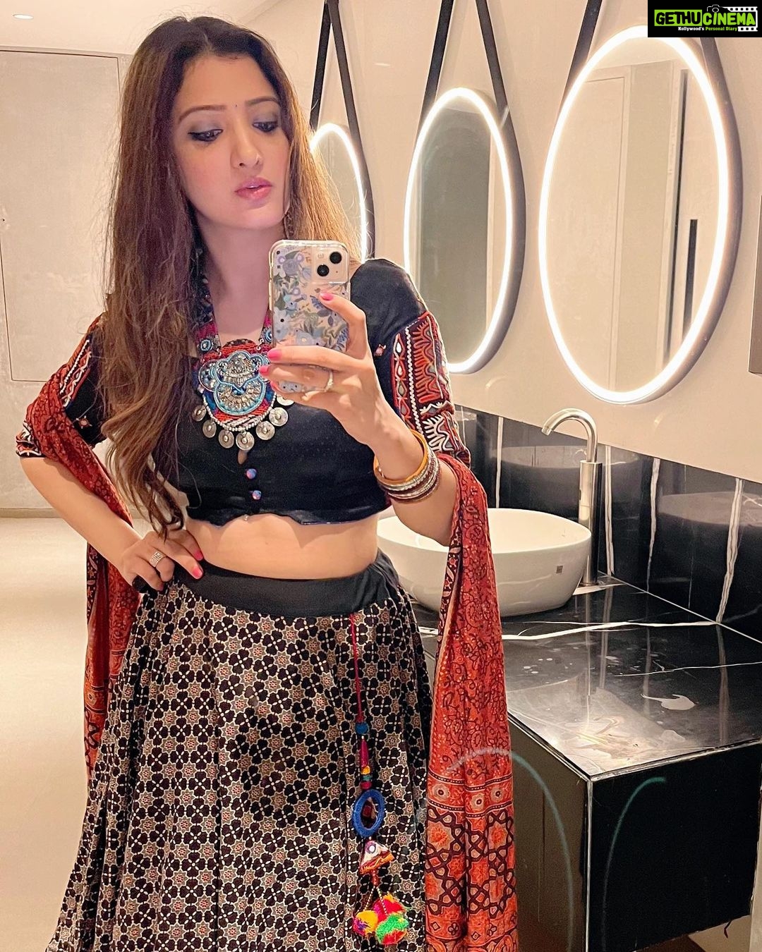 Richa Panai Instagram - ๐ค๐๐งก #mehndinight #friendswedding #sangeetoutfit #indianweddings #socolorful Lonavala