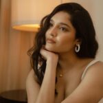 Ritika Singh Instagram – 🕊🌼✨

Photography : @vasanthphotography
Makeup & hair : @asthabisani @glossbymeenakshi @mythrayeehairandmakeup 
Styling : @shimona_stalin