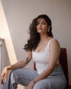 Ritika Singh Instagram - Hot girl shi* but I’m cold every season 

Styling : @shimona_stalin 
Makeup & hair : @asthabisani @glossbymeenakshi @mythrayeehairandmakeup 
Photography : @vasanthphotography
