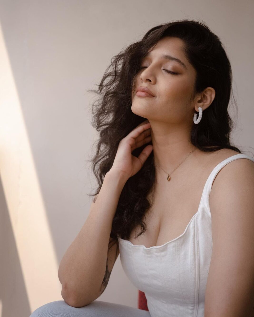 Ritika Singh Instagram - Hot girl shi* but I’m cold every season Styling : @shimona_stalin Makeup & hair : @asthabisani @glossbymeenakshi @mythrayeehairandmakeup Photography : @vasanthphotography