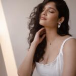 Ritika Singh Instagram – Hot girl shi* but I’m cold every season 

Styling : @shimona_stalin 
Makeup & hair : @asthabisani @glossbymeenakshi @mythrayeehairandmakeup 
Photography : @vasanthphotography