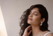 Ritika Singh Instagram - Hot girl shi* but I’m cold every season Styling : @shimona_stalin Makeup & hair : @asthabisani @glossbymeenakshi @mythrayeehairandmakeup Photography : @vasanthphotography