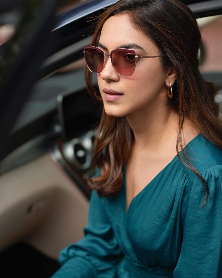Ritu Varma Instagram - Come along for a ride with me and my chic @vogueeyewear #letsvogue #collaboration