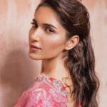 Ruhani Sharma Instagram - TO BE SOFT IS TO BE POWERFUL 🌷🌷 . . . . . 📸 @shaktismaran Makeup @makeuphairbyrahul Hair @saikrishnabandari Styled by @thejaswi_kotha Saree @issadesignerstudio