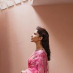 Ruhani Sharma Instagram - TO BE SOFT IS TO BE POWERFUL 🌷🌷 . . . . . 📸 @shaktismaran Makeup @makeuphairbyrahul Hair @saikrishnabandari Styled by @thejaswi_kotha Saree @issadesignerstudio