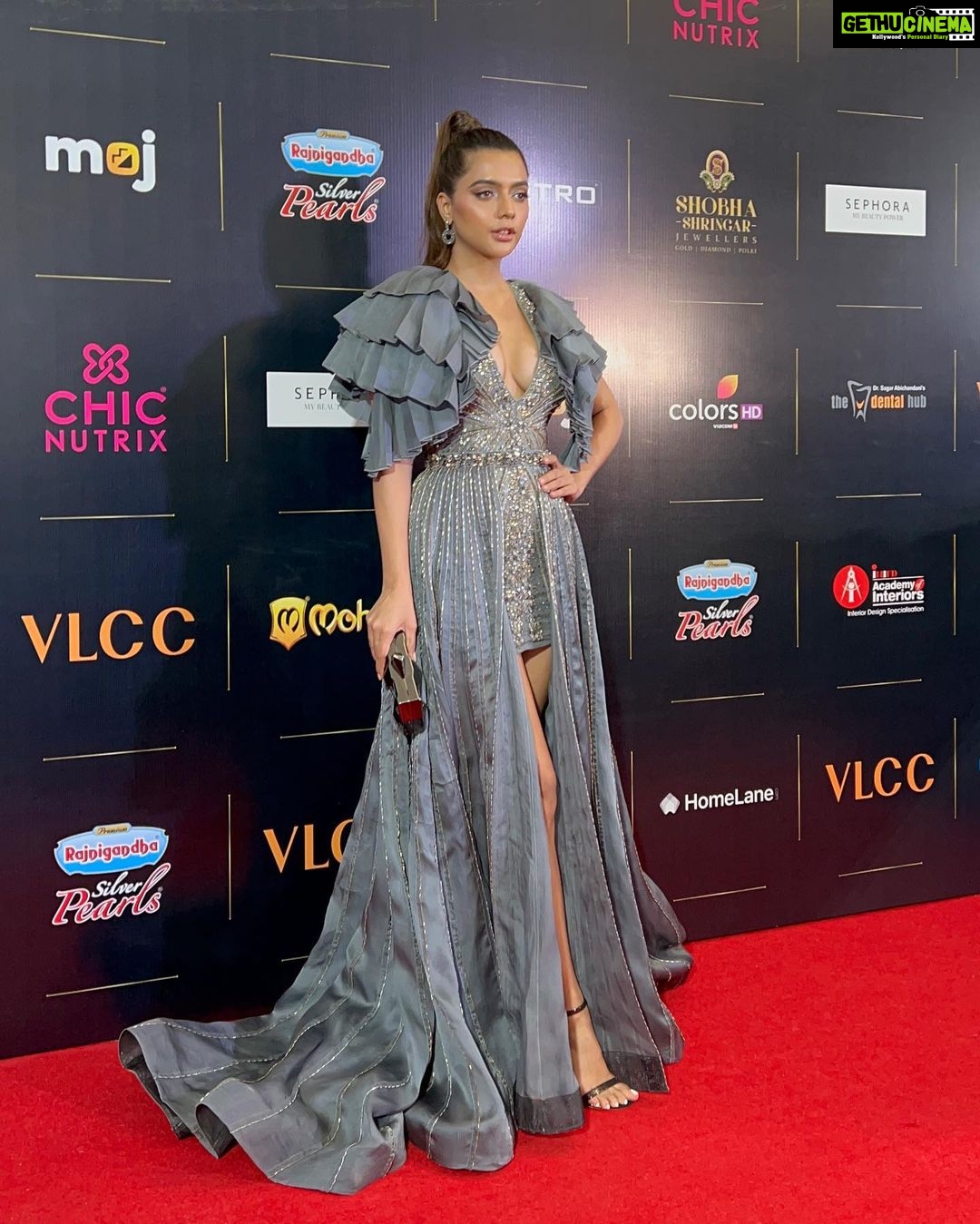 Ruhi Singh Instagram - Some really fun moments from the @missindiaorg awards night! Thank you @niveditasaboocouture for the beautiful gown Hmua @makeupbynidhikaushal