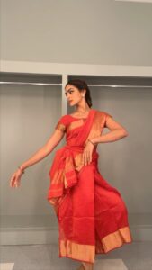 Rukmini Vijayakumar Instagram - I have a routine on performance day. Morning training, setting up thedressing room, technical run and then getting dressed. I listen to different kinds of music while getting dressed…. Today this song popped up randomly… the theme of the song is the same emotion as “Talattu” . The same emotion that is there between Yashoda and krishna. I thought it was so beautiful and couldn’t help dancing to it on my own in the dressing room before getting on stage…. 😊😊😊 I’m so thankful to @anubhava.ce for having me! And glad to have had such a lovely audience in Dallas. Until the next time! #bharatanatyam #dancer #routine #love #morherandchild #yashoda #krishna #paternallove #maternal