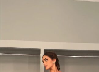 Rukmini Vijayakumar Instagram - I have a routine on performance day. Morning training, setting up thedressing room, technical run and then getting dressed. I listen to different kinds of music while getting dressed…. Today this song popped up randomly… the theme of the song is the same emotion as “Talattu” . The same emotion that is there between Yashoda and krishna. I thought it was so beautiful and couldn’t help dancing to it on my own in the dressing room before getting on stage…. 😊😊😊 I’m so thankful to @anubhava.ce for having me! And glad to have had such a lovely audience in Dallas. Until the next time! #bharatanatyam #dancer #routine #love #morherandchild #yashoda #krishna #paternallove #maternal