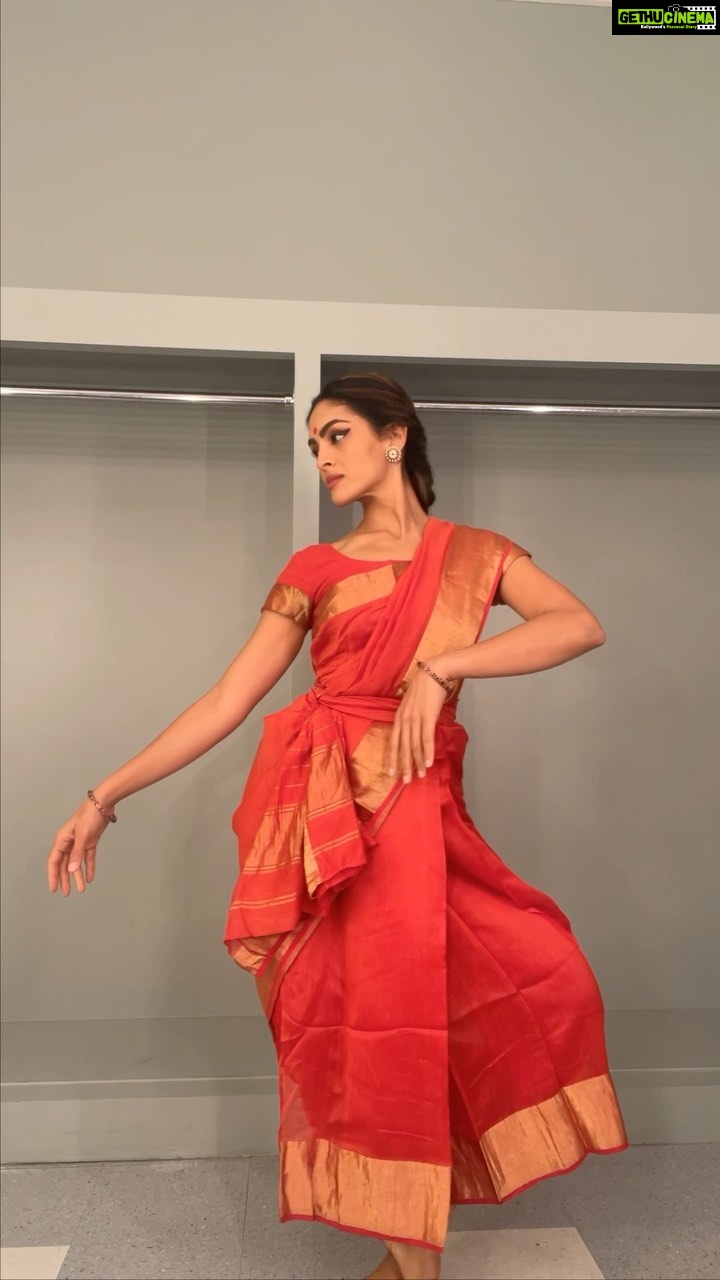 Rukmini Vijayakumar Instagram - I have a routine on performance day. Morning training, setting up thedressing room, technical run and then getting dressed. I listen to different kinds of music while getting dressed…. Today this song popped up randomly… the theme of the song is the same emotion as “Talattu” . The same emotion that is there between Yashoda and krishna. I thought it was so beautiful and couldn’t help dancing to it on my own in the dressing room before getting on stage…. 😊😊😊 I’m so thankful to @anubhava.ce for having me! And glad to have had such a lovely audience in Dallas. Until the next time! #bharatanatyam #dancer #routine #love #morherandchild #yashoda #krishna #paternallove #maternal