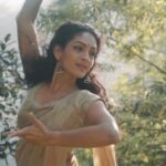 Rukmini Vijayakumar Instagram - I experience a supreme joy when dancing. I would like others also to share in this joy…. I don’t believe that one needs to be a trained dancer to experience this joy and freedom. We have been sharing in this joy of movement for centuries through folk dances and traditional cultures, but in recent times I feel that people have become encumbered by judgement when it comes to movement. So the “Dance with me” series that I have devised attempts to share different movement ideas in the simplest of ways…. - Rukmini Vijayakumar I hope you all enjoy it! Coming soon! July 1st Video @vivianambrose #rukswellness #dancewitheme #dancerukmini #openyourheart #selfjudgement #innerjoy #selflove Ayatana Resort
