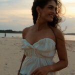 Rukmini Vijayakumar Instagram - Sunsets have a way of putting people in a good mood…. I used to listen to this song many many years ago. Never thought I’d work with the same band on a music video many years later …. @instadhoom Video @vierdovish #beach #sunset #indiandancer #hindimusic #musicvideo