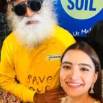 Rukshar Dhillon Instagram – Twinning with the most charming @sadhguru 
Thank you for an amazing interactive session.
@consciousplanet x @tagmangoofficial 
#savesoil