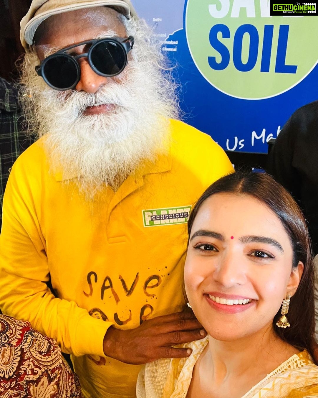 Rukshar Dhillon Instagram - Twinning with the most charming @sadhguru Thank you for an amazing interactive session. @consciousplanet x @tagmangoofficial #savesoil