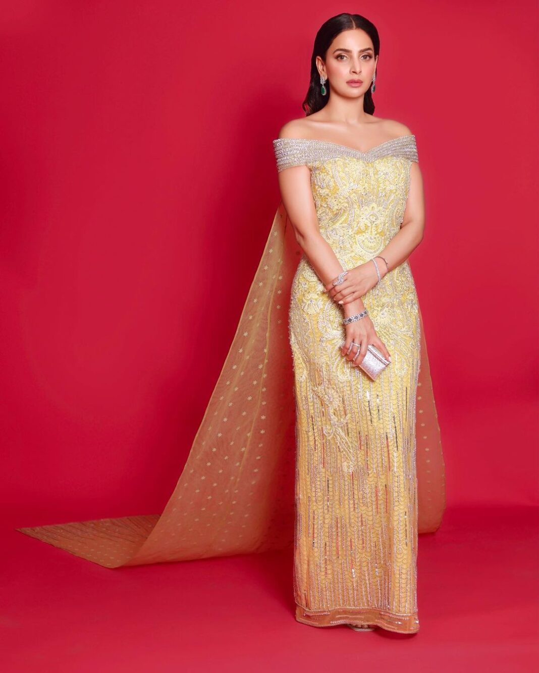 Saba Qamar Zaman Instagram - My heart is so full right now, I feel so honoured for all the love you guys have shown for Kamli last night- I am thoroughly overwhelmed and can't thank all of you enough, words fall short to thank each one of you to be honest! Love love and just love 😭❤️🌼 Signing off- Yours only Hina 🌼 Stylist @alishay.adnan 💄 @iambabarzaheer 👗 @zainhashmiofficial 💎 @sherezadjewellery Hair @mubashir_hashmee Clutch @batoolhajiclutches 📸 @waqar_ahmed_butt @paragonstudioofficial