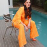 Saba Qamar Zaman Instagram - Everything is better in Orange 🧡 #kamli Stylist @alishay.adnan 💄 @iambabarzaheer 👠 @aldo_shoes @ak.galleria 📸 @waqar_ahmed_butt @paragonstudioofficial