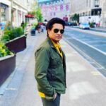 Sachin Tendulkar Instagram - For batting 🏏 or strolling🚶, a sunny day in the UK is perfecto! 🌤️ #london #sunnyday #walk #england London, United Kingdom