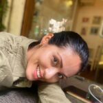 Sadha Instagram - #selfie at my happy place @earthlings.cafe 💚🌱 #nomakeup #nofilter #veganglow #vegancafe #earthlingscafe Earthlings Cafe