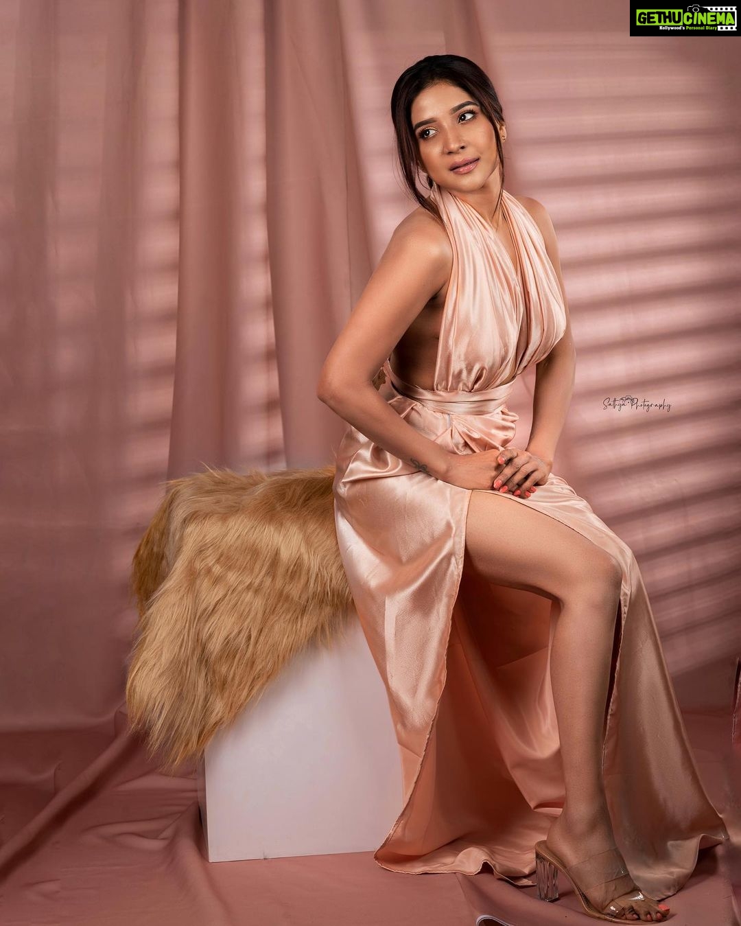 Sakshi Agarwal Instagram - Even in chaos , Dont forget to shine✨ . @murugeshmakeup_hair @sathish_photography49 @idesignboutique_swetha @samikshx @ravalstudios . #glamfashion #tooglamtogiveadamn #glamitup #sakshiagarwal #biggboss #kollywood #sparkling #goldsatindress #goldshimmer #fashion #lifestyle #sakshiagarwalstyle Chennai, India
