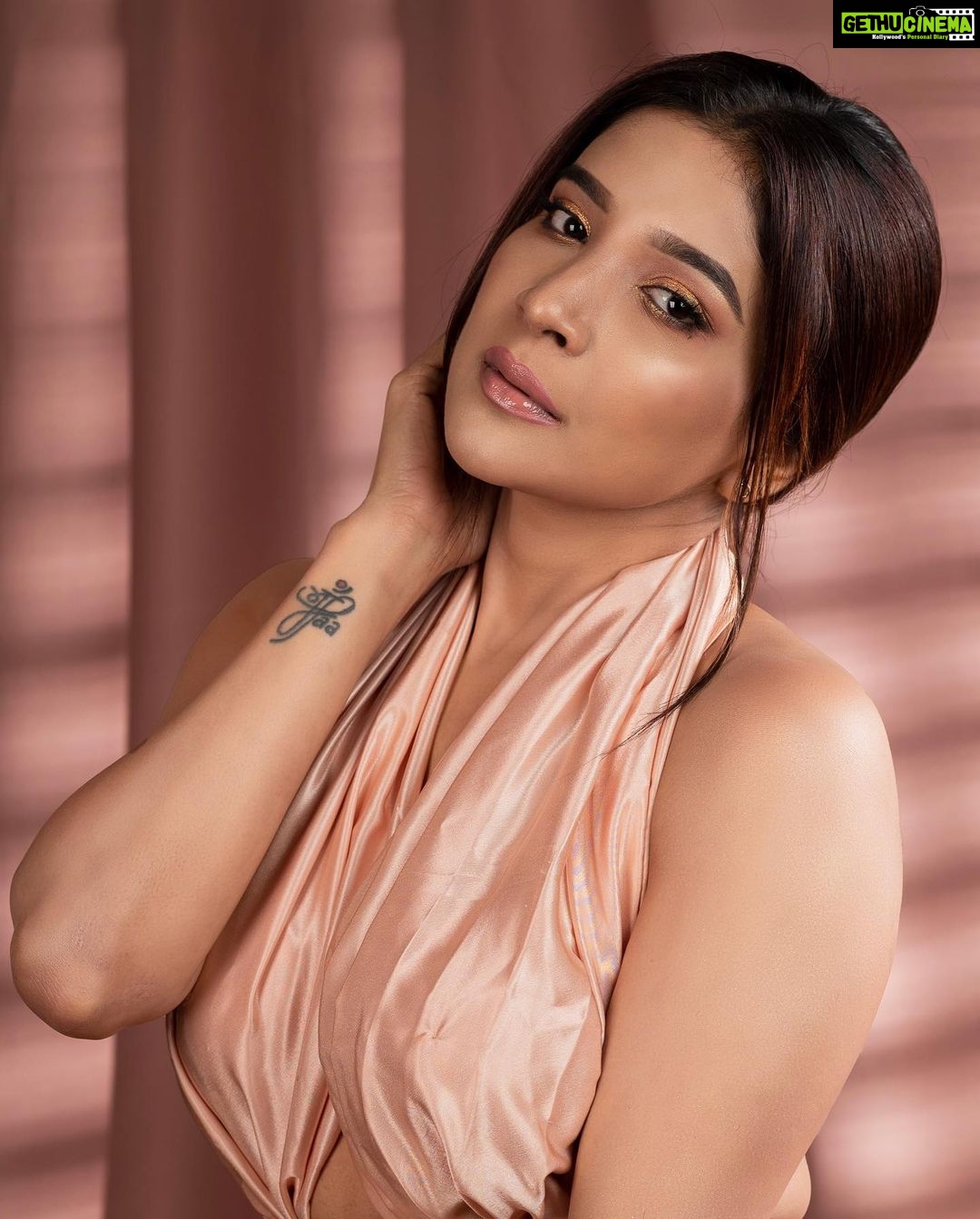 Sakshi Agarwal Instagram - Even in chaos , Dont forget to shine✨ . @murugeshmakeup_hair @sathish_photography49 @idesignboutique_swetha @samikshx @ravalstudios . #glamfashion #tooglamtogiveadamn #glamitup #sakshiagarwal #biggboss #kollywood #sparkling #goldsatindress #goldshimmer #fashion #lifestyle #sakshiagarwalstyle Chennai, India