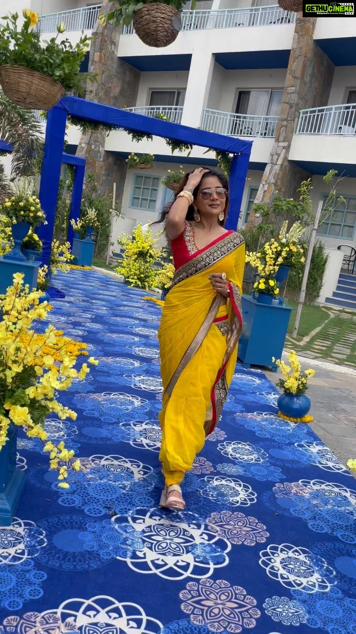 Sakshi Agarwal Instagram - When I am vibin on #vikram #vikrambgm while walking into my brothers wedding☺️ . @fineshinejewels @styleandsmitten . #instagramreels #reelsinstagram #vikrammovie #saree #bridesmaidinspo #weddingsofinstagram #weddings #weddinginspo #trending #trendingsongs #trendingreels #rayban #explorepage #explore #sakshiagarwal #yellow Udaipur, Rajasthan