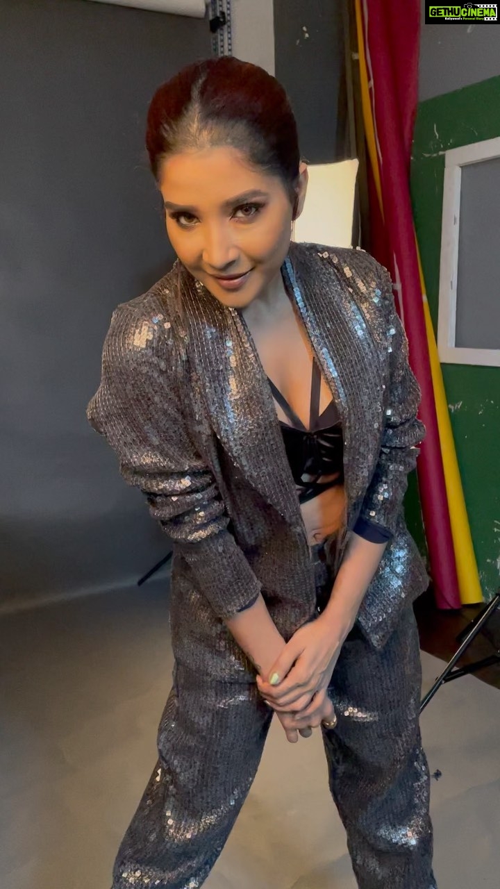 Sakshi Agarwal Instagram - Who doesn’t like a sequin blazer coord🤪 . @murugeshmakeup_hair @fab_by_faiza @ngrnandha @samikshx . #instagramreels #reelsinstagram #feelitreelit #sakshiagarwal #trendingsongs #foryou #sequinblazer #sequincoord #coordset #instafashion #trendingnow #trendingsongs #trendingreels #explorepage #explore #djwaitaminute