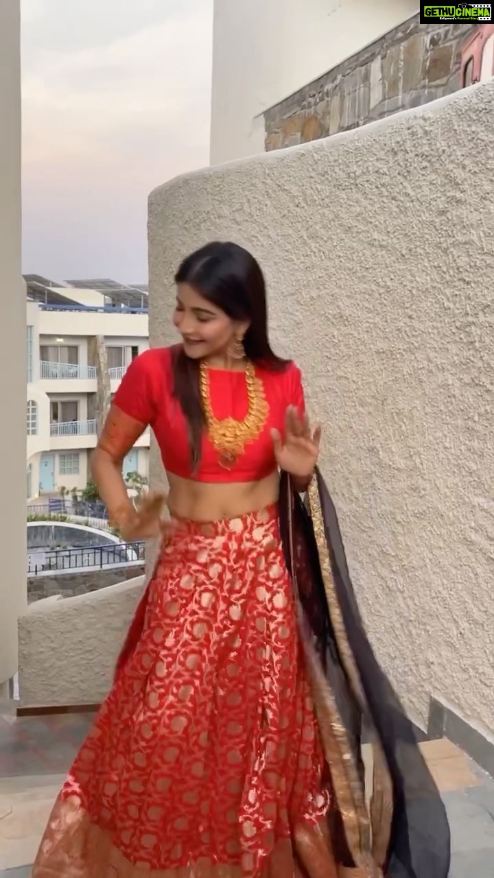 Sakshi Agarwal Instagram - Vibin β on namma ooru paatu in #udaipurcity π₯° . Wardrobe : @ibhuvana.store Jewellery : @vrushti.official Mua: @pinksndpeaches @bhavii_jn . #instagramreels #feelitreelit #lehengareels #trending #trendingvideos #trendingreels #explore #explorepage #foryou #weddinginspo #sakshiagarwal #explorepage #redlehenga