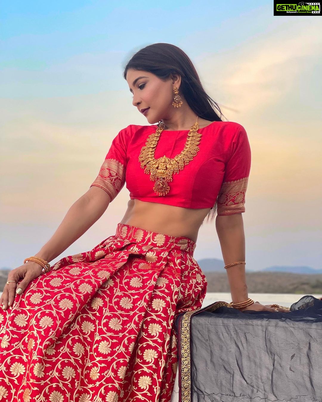 Sakshi Agarwal Instagram - Princess Vibez🔥 . Wardrobe : @ibhuvana.store Jewellery : @vrushti.official Hmua : @pinksndpeaches @bhavii_jn Click : @samikshx . #redlehenga #princesslehenga #red #templejewellery #udaipur #rajasthandiaries #rajasthanwedding #weddinginspiration #bridesmaidoutfit #sakshiagarwal Udaipur - The City of Lakes