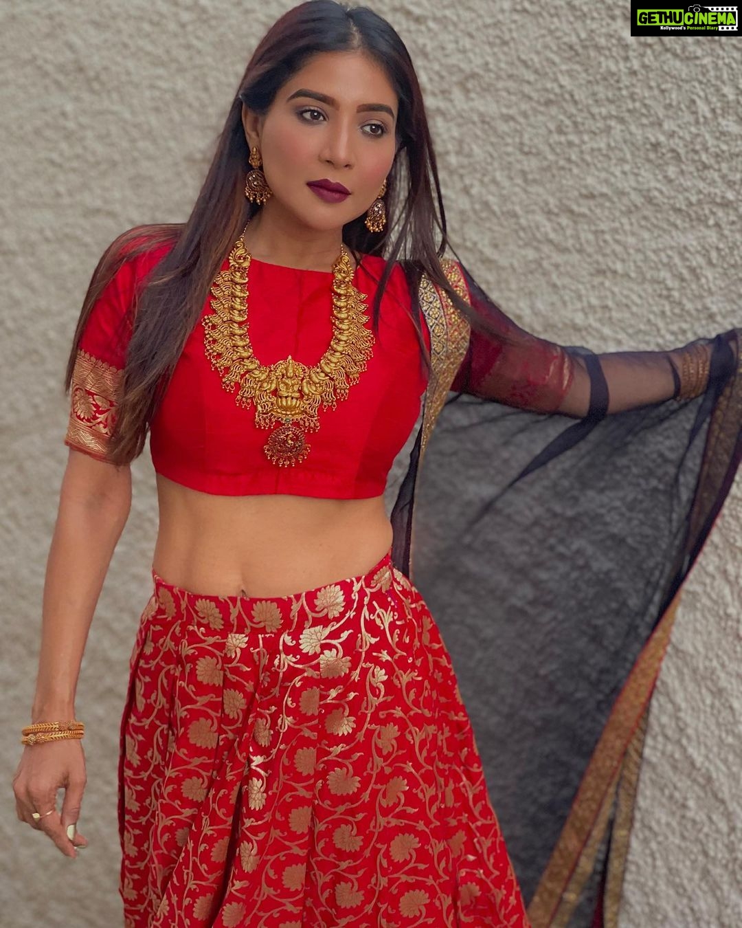Sakshi Agarwal Instagram - Princess Vibez🔥 . Wardrobe : @ibhuvana.store Jewellery : @vrushti.official Hmua : @pinksndpeaches @bhavii_jn Click : @samikshx . #redlehenga #princesslehenga #red #templejewellery #udaipur #rajasthandiaries #rajasthanwedding #weddinginspiration #bridesmaidoutfit #sakshiagarwal Udaipur - The City of Lakes