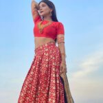 Sakshi Agarwal Instagram - Princess Vibez🔥 . Wardrobe : @ibhuvana.store Jewellery : @vrushti.official Hmua : @pinksndpeaches @bhavii_jn Click : @samikshx . #redlehenga #princesslehenga #red #templejewellery #udaipur #rajasthandiaries #rajasthanwedding #weddinginspiration #bridesmaidoutfit #sakshiagarwal Udaipur - The City of Lakes
