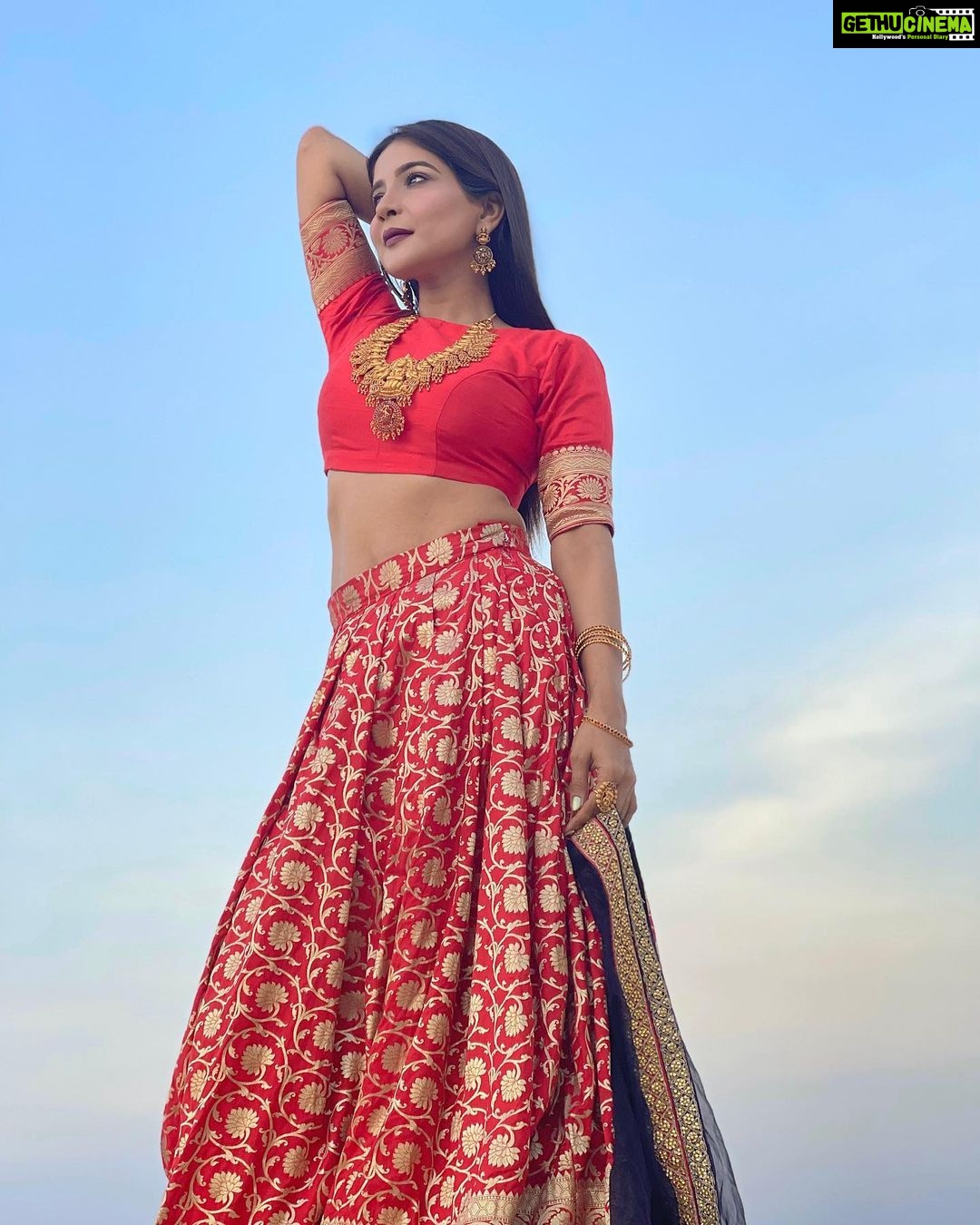 Sakshi Agarwal Instagram - Princess Vibez🔥 . Wardrobe : @ibhuvana.store Jewellery : @vrushti.official Hmua : @pinksndpeaches @bhavii_jn Click : @samikshx . #redlehenga #princesslehenga #red #templejewellery #udaipur #rajasthandiaries #rajasthanwedding #weddinginspiration #bridesmaidoutfit #sakshiagarwal Udaipur - The City of Lakes