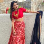 Sakshi Agarwal Instagram - Princess Vibez🔥 . Wardrobe : @ibhuvana.store Jewellery : @vrushti.official Hmua : @pinksndpeaches @bhavii_jn Click : @samikshx . #redlehenga #princesslehenga #red #templejewellery #udaipur #rajasthandiaries #rajasthanwedding #weddinginspiration #bridesmaidoutfit #sakshiagarwal Udaipur - The City of Lakes