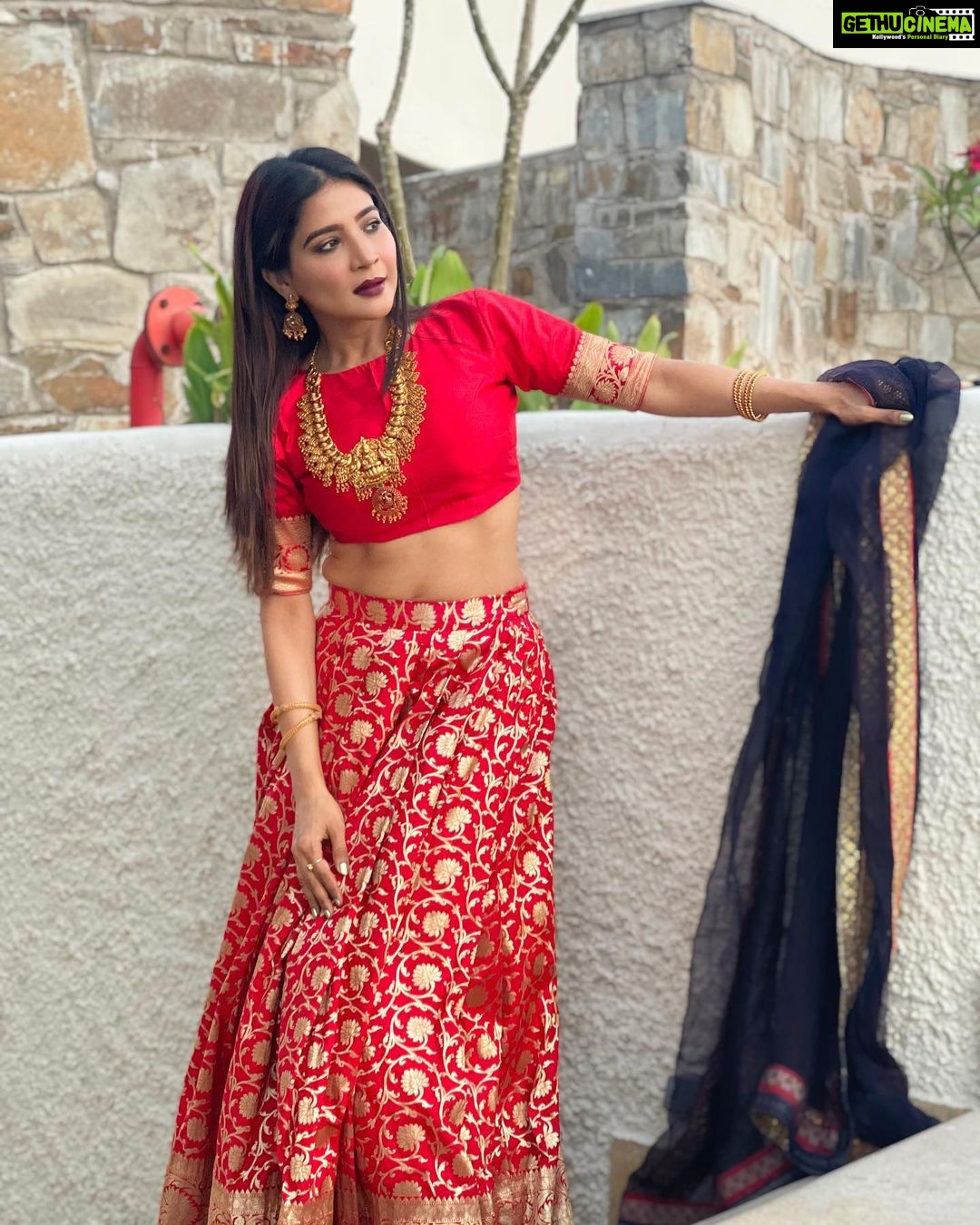Sakshi Agarwal Instagram - Princess Vibez🔥 . Wardrobe : @ibhuvana.store Jewellery : @vrushti.official Hmua : @pinksndpeaches @bhavii_jn Click : @samikshx . #redlehenga #princesslehenga #red #templejewellery #udaipur #rajasthandiaries #rajasthanwedding #weddinginspiration #bridesmaidoutfit #sakshiagarwal Udaipur - The City of Lakes