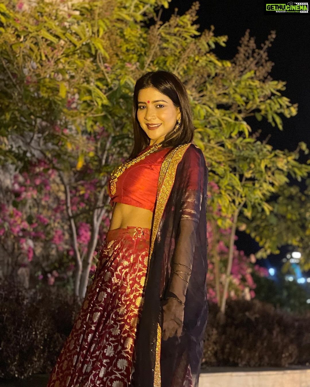 Sakshi Agarwal Instagram - Princess Vibez🔥 . Wardrobe : @ibhuvana.store Jewellery : @vrushti.official Hmua : @pinksndpeaches @bhavii_jn Click : @samikshx . #redlehenga #princesslehenga #red #templejewellery #udaipur #rajasthandiaries #rajasthanwedding #weddinginspiration #bridesmaidoutfit #sakshiagarwal Udaipur - The City of Lakes
