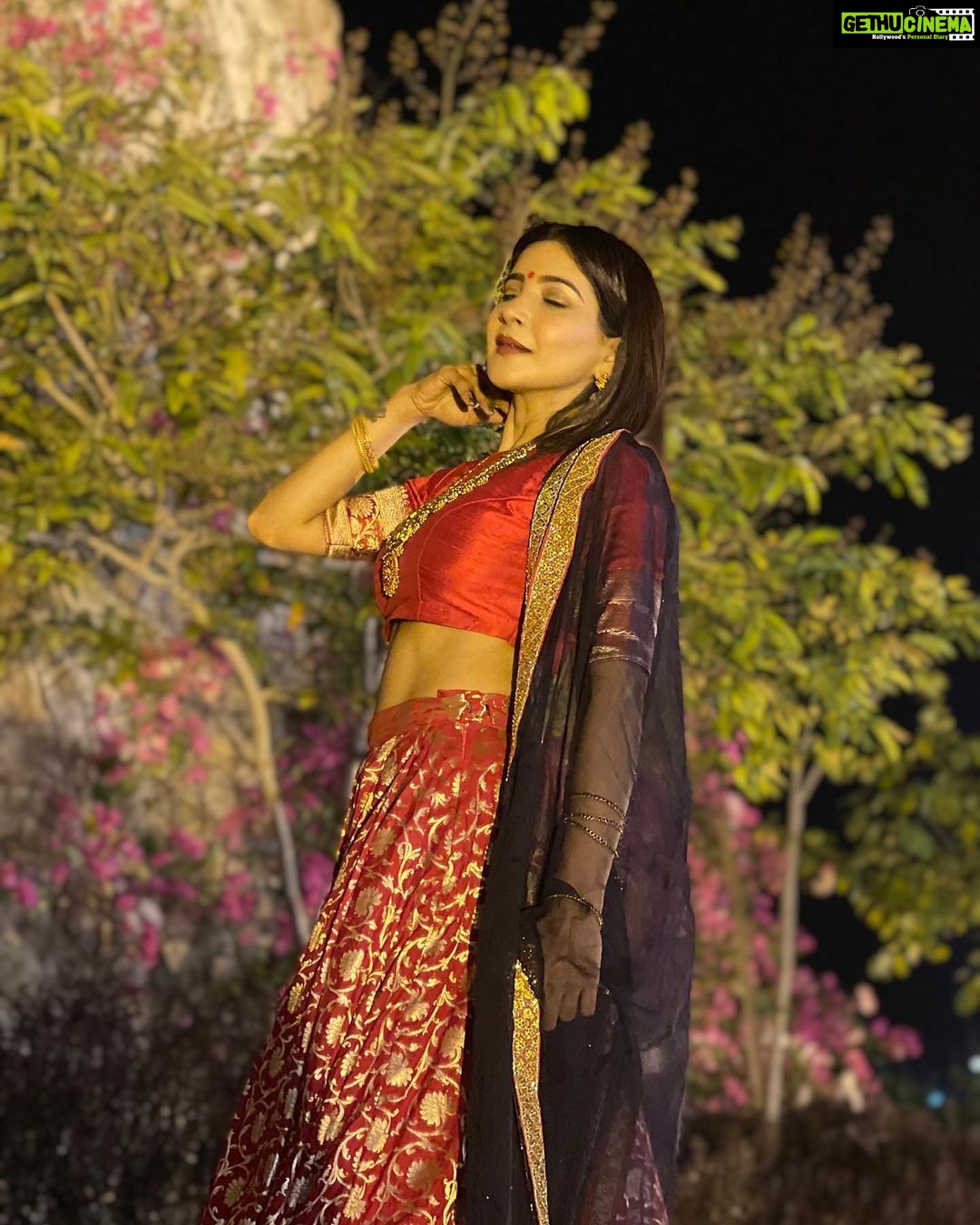 Sakshi Agarwal Instagram - Princess Vibez🔥 . Wardrobe : @ibhuvana.store Jewellery : @vrushti.official Hmua : @pinksndpeaches @bhavii_jn Click : @samikshx . #redlehenga #princesslehenga #red #templejewellery #udaipur #rajasthandiaries #rajasthanwedding #weddinginspiration #bridesmaidoutfit #sakshiagarwal Udaipur - The City of Lakes