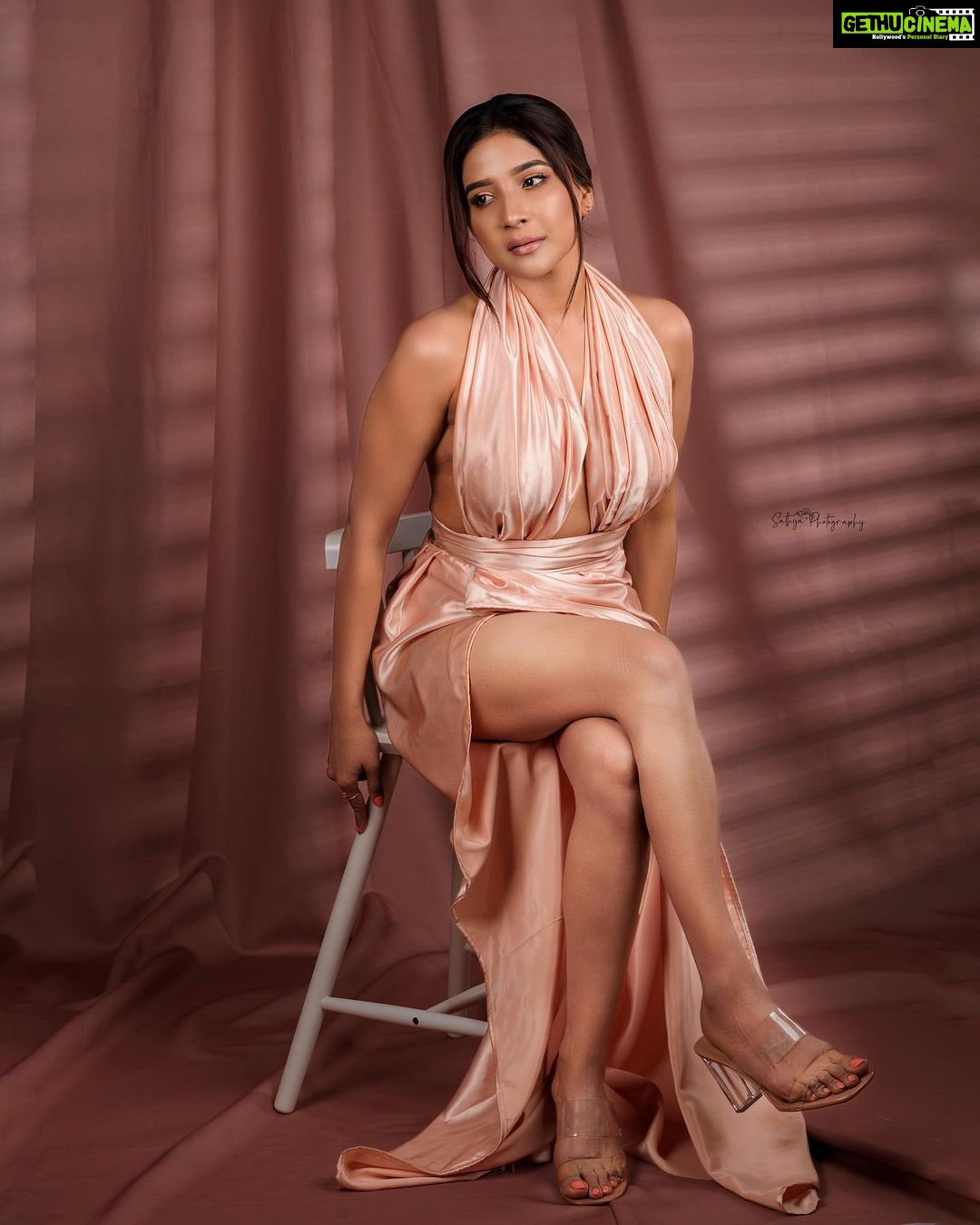 Sakshi Agarwal Instagram - Even in chaos , Dont forget to shine✨ . @murugeshmakeup_hair @sathish_photography49 @idesignboutique_swetha @samikshx @ravalstudios . #glamfashion #tooglamtogiveadamn #glamitup #sakshiagarwal #biggboss #kollywood #sparkling #goldsatindress #goldshimmer #fashion #lifestyle #sakshiagarwalstyle Chennai, India