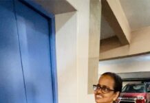 Samyuktha Hegde Instagram - I couldn’t not share this!!! 😂😂😂 Mom and I went out for lunch and we were waiting for the lift to take us up two floors to the restaurant. But the lift was taking forever, it came to the ground floor twice but it didn’t come to -1. My mom got really restless and kicked the door a couple times that’s when i started recording her cause she looked like a cute restless grumpy toddler!!! As she continued doing what she was doing the lift opened and her reaction was literally everything I fell down laughingggggg 😂😂😂 Candid comedy videos are literally the besttttttt! #momandsam #funny #ohnoohno