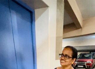 Samyuktha Hegde Instagram - I couldn’t not share this!!! 😂😂😂 Mom and I went out for lunch and we were waiting for the lift to take us up two floors to the restaurant. But the lift was taking forever, it came to the ground floor twice but it didn’t come to -1. My mom got really restless and kicked the door a couple times that’s when i started recording her cause she looked like a cute restless grumpy toddler!!! As she continued doing what she was doing the lift opened and her reaction was literally everything I fell down laughingggggg 😂😂😂 Candid comedy videos are literally the besttttttt! #momandsam #funny #ohnoohno