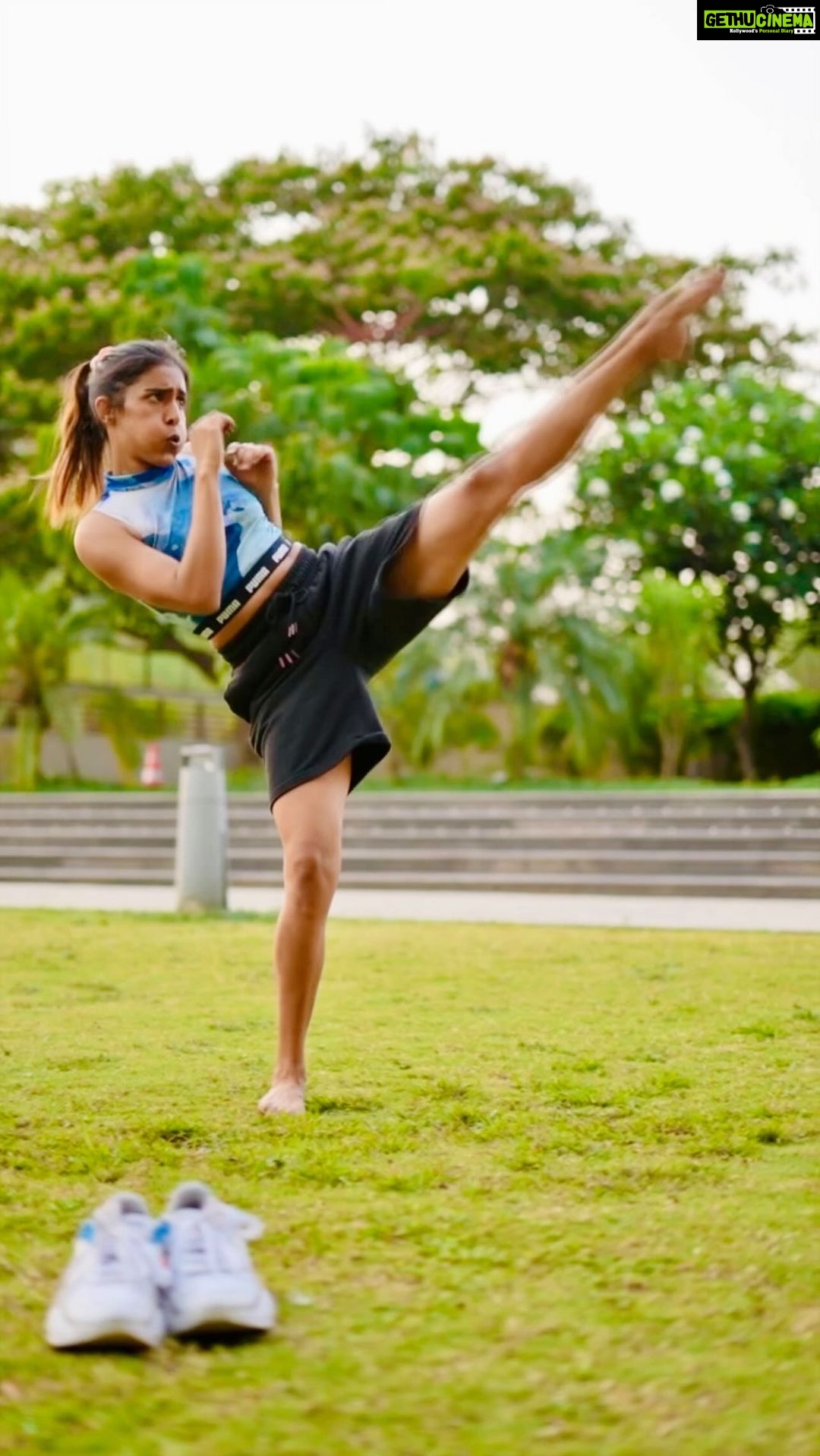 Samyuktha Hegde Instagram - My days are usually packed with long sessions of workouts, intense shoot schedules and daily responsibilities. To keep up with my active lifestyle I need to stay energised at all times. As you all know I’m mindful of what I eat and I ensure all my meals are nutritious, especially my first and the most important meal of the day “breakfast”. I usually grab overnight oats or even oats Upma (which I recently discovered and it turned out to be really yum 🤤)such as the one I’m eating, which is quick and super easy to make. The #PowerOfSaffolaOats has my daily share of protein, iron and fiber covered and gives me long-lasting energy. So what keeps you powered up throughout the day? Tag @saffola.foodie and tell me in the comments below. #ad