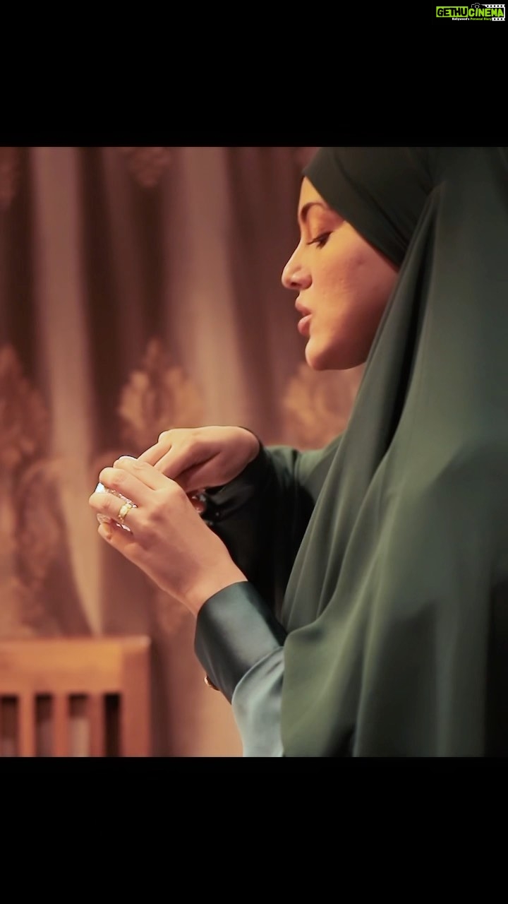 Sana Khan Instagram - What a time we spent in Kashmir π So so so beautiful it was. We were laughing n rolling which making this. Plz ignore the voice from background who is lying about the lovely kahwah I made. It was damn tasty π Well learnt something from there so go n watch the whole vlog on my official YouTube channel π Abaya @hayabysanakhan New Drop in bottle green Thank u @sahibawani for this β€οΈ #sanakhan #anassaiyad #kashmir #sanakhanrecipe #fun