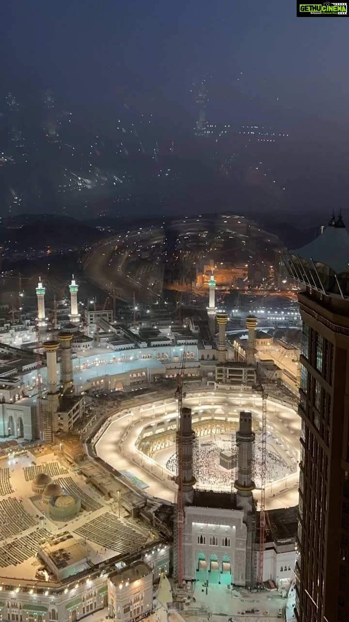 Sana Khan Instagram - Don’t miss this Time lapse from dawn to sunrise from my room by me 🥰 This is beauty to another level I can spend my whole lifetime watching this. This view puts a smile on my face, makes me cry out of love for Allah swt. The blessings he bestowed upon me everytime I asked him also the blessings he gave me while I was leaving in ignorance😔 Allah hum subko Apne aur Apne Rasool (SAW) ke ghar ki hazari naseeb kare 🤲🏻 #makkkah #beauty #alhamdulillah #allah #sanakhan #anassaiyad