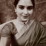 Sangeetha Bhat Instagram - 🫣🫣🫣🙈😍😍😘 #sangeethabhat #sangeethabhatsudarshan #sangeethabhatreels #thutiyamelethunta💗 #oldkannadasong #bengaluru #karnataka #actress #sareelove #ethinicwear #southindiansaree Bengaluru