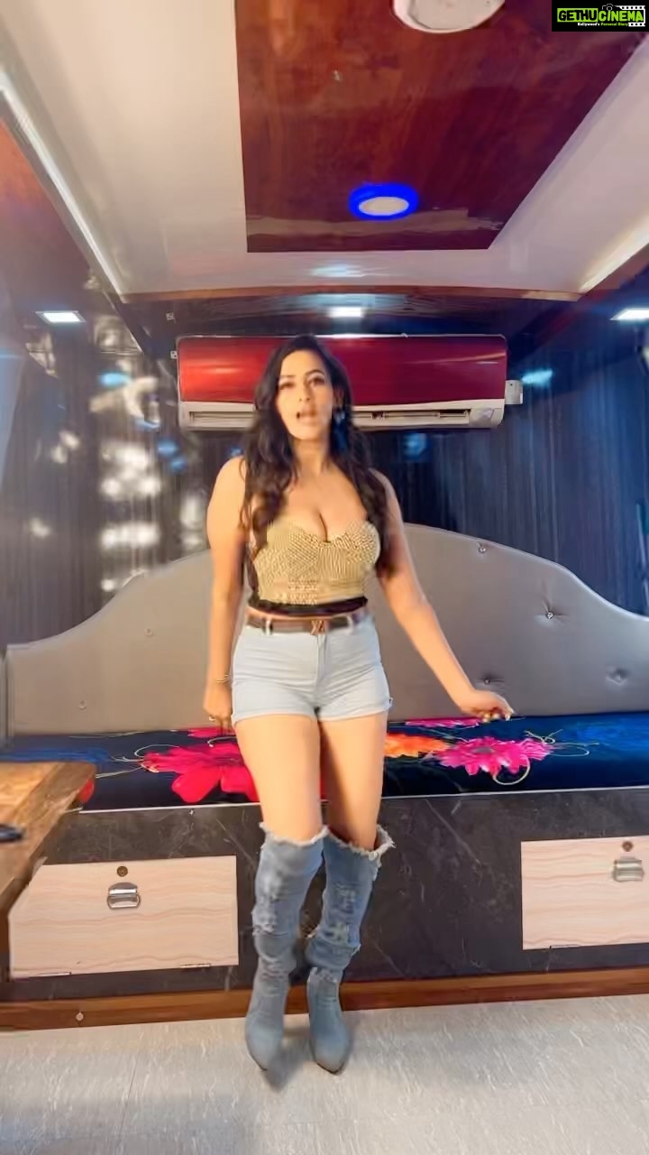 Sanjana Singh Instagram - Shooting at Mysore Producer :@lyca_production Director : suraj sir movie name : Naai sekar returns