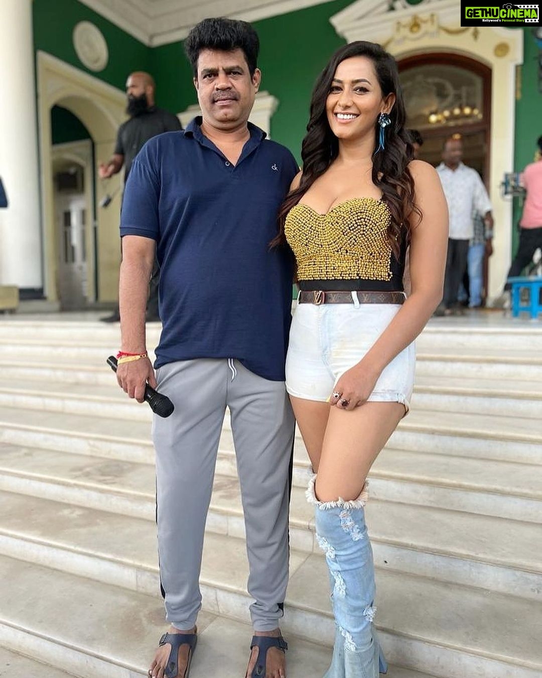 Sanjana Singh Instagram - thank you so much suraj Sir for being kind and supportive it is really amazing experience, Producer :@lyca_production Director : suraj sir movie name : Naai sekar returns